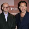 Jude Law et Steven Soderbergh durant la première d'Effets secondaires à l'UGC Ciné Cité des Halles à Paris le 7 mars 2013.