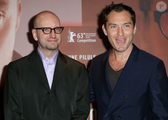 Jude Law et Steven Soderbergh durant la première d'Effets secondaires à l'UGC Ciné Cité des Halles à Paris le 7 mars 2013.