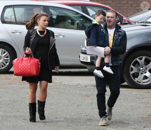 Wayne Rooney avait le sourire lors d'une sortie avec sa femme Coleen et leur petit garçon Kai à Wilmslow le 6 mars 2013