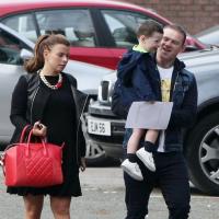 Wayne Rooney retrouve le sourire avec son petit Kai sous les yeux de Coleen