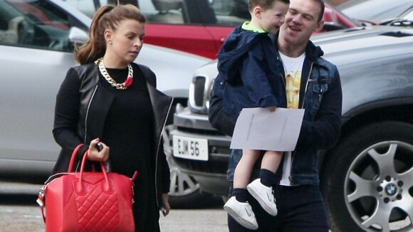 Wayne Rooney retrouve le sourire avec son petit Kai sous les yeux de Coleen