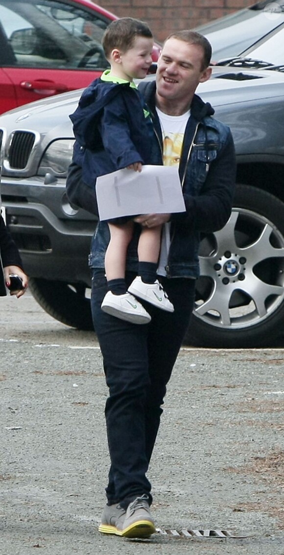 Wayne Rooney et son petit garçon Kai lors d'une sortie famille à Wilmslow le 6 mars 2013