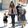 Camila Alves en compagnie de ses enfants Levi et Vida à New York, le 10 mars 2013.