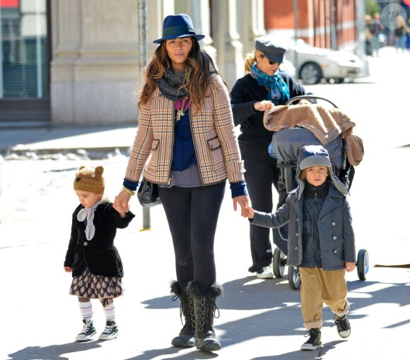 Camila Alves en compagnie de ses enfants Levi et Vida à New York, le 10 mars 2013.