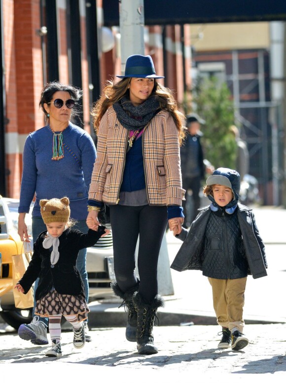 Camila Alves se promène avec ses enfants Levi et Vida à New York, le 10 mars 2013.