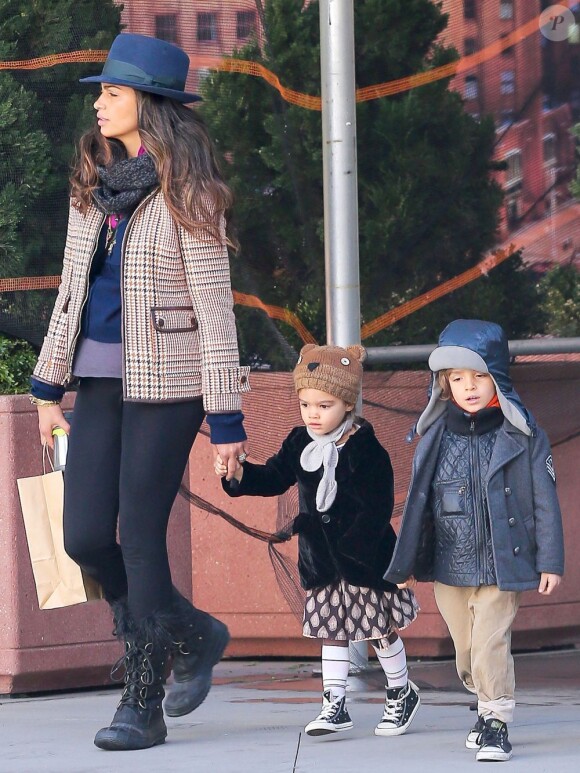 Camila Alves dans les rues de New York avec ses enfants Levi et Vida, le 10 mars 2013.