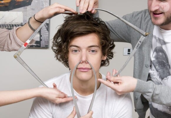 Harry Styles des One Direction se fait mesurer pour entrer chez Madame Tussauds, le 11 mars 2013.