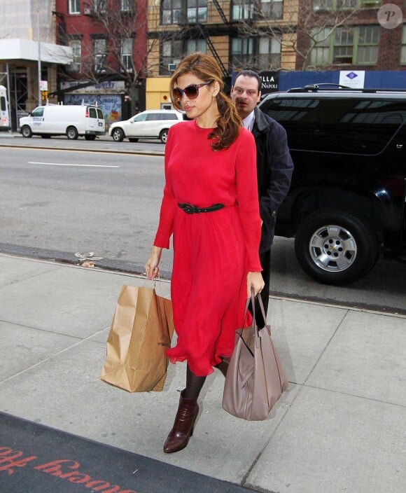 Eva Mendes est de retour à son hôtel The Bowery après avoir fait quelques achats. New York, le 11 mars 2013.