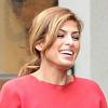 Eva Mendes souriante avec une amie à New York, le 11 mars 2013.