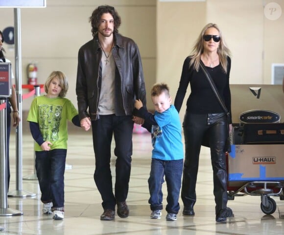 Sharon Stone, son petit ami Martin Mica et ses fils à l'aéroport de Los Angeles, le 23 décembre 2012.