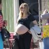Exclusif - Kristen Bell enceinte montre son ventre à des amis à Los Angeles, le 26 février 2013