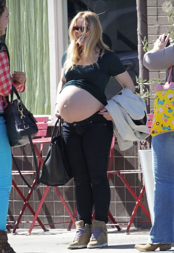 Exclusif - Kristen Bell enceinte montre son ventre à des amis à Los Angeles, le 26 février 2013