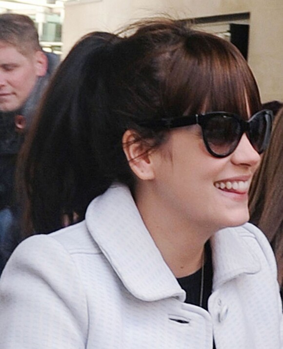 La chanteuse et maman Lily Allen quitte les studios de BBC Radio 1 avec sa fille de deux mois, Marnie Rose. Londres, le 14 mars 2013.