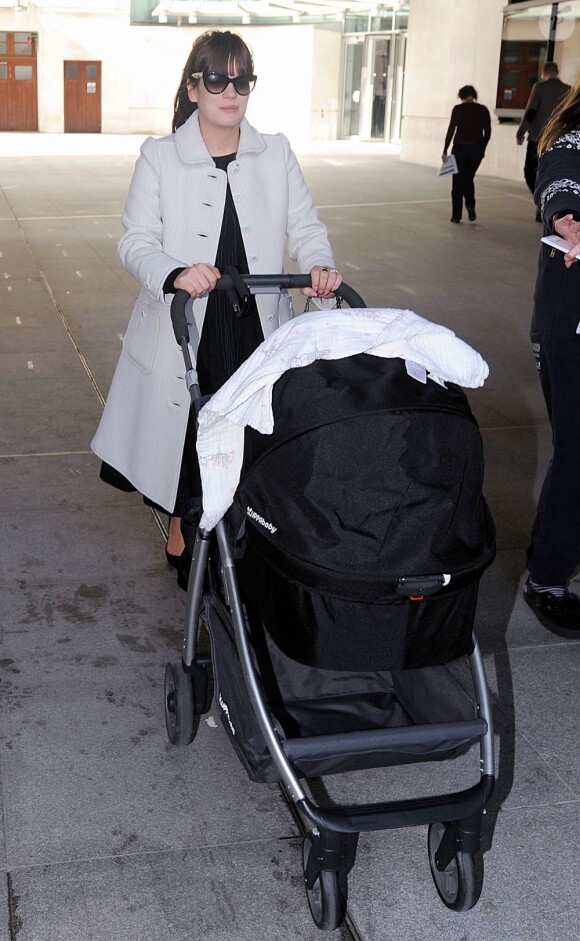 Lily Allen quitte les studios de BBC Radio 1 avec sa fille de deux mois, Marnie Rose. Londres, le 14 mars 2013.