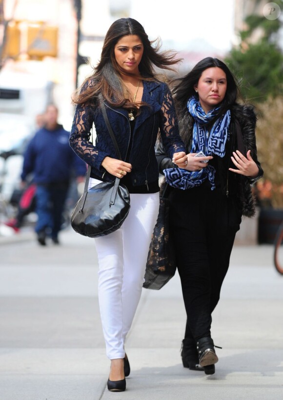 Camila Alves se promène à New York, le 13 mars 2013