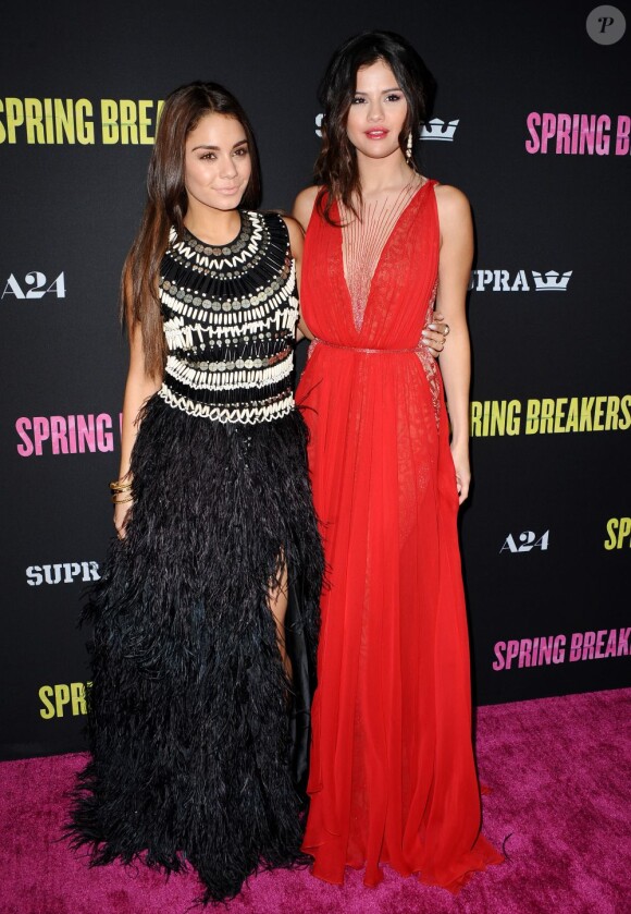 Vanessa Hudgens et Selena Gomez posent à la première de Spring Breakers aux ArcLight Cinemas de Los Angeles, le 14 mars 2013.