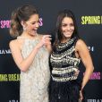 Vanessa Hudgens et Ashley Benson s'amusent à la première de Spring Breakers aux ArcLight Cinemas de Los Angeles, le 14 mars 2013.