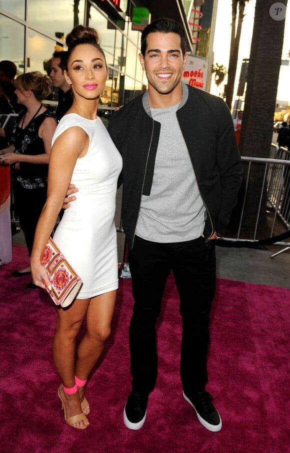 Jesse Metcalfe et sa fiancée Cara Santana arrivent à la première de Spring Breakers aux ArcLight Cinemas de Los Angeles, le 14 mars 2013.