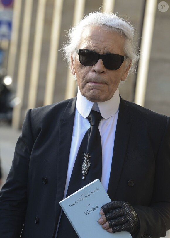 Karl Lagerfeld quitte la librairie Galignani avec le livre Vie Rêvée de Thadée Klossowski de Rola. Paris, le 5 mars 2013.