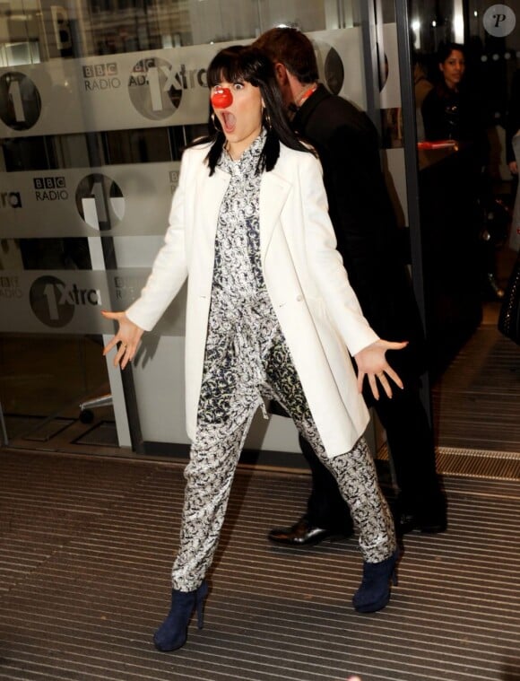 La chanteuse Jessie J quitte les studios de la radio BBC Radio 1 à Londres à l'occasion du Red Nose Day, le 14 mars 2013. La chanteuse offre une belle imitation de Bozo le clown.