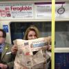 Geri Halliwell s'éclate dans le métro, à Londres, le 13 mars 2013. Laa chanteuse semble vouloir chanter un petit air connu "devinez, devinez, devinez qui je suis"...