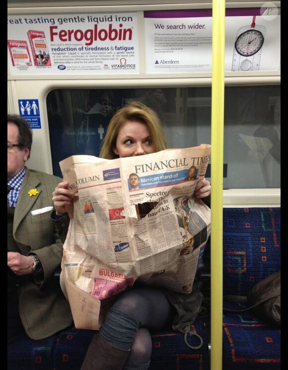 Geri Halliwell s'éclate dans le métro, à Londres, le 13 mars 2013. Laa chanteuse semble vouloir chanter un petit air connu "devinez, devinez, devinez qui je suis"...