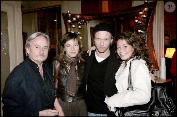 Exclu - Lola Zidi-Rénier, alias Nell dans The Voice 2 au côté de Samantha Rénier (autre fille d'Yves Rénier), Claude Bouillon et Yann Sundberg à Paris, le 17 octobre 2005.