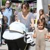 Kourtney Kardashian, Scott Disick et leurs enfants se promènent à Calabasas après un copieux déjeuner le 16 mars 2013