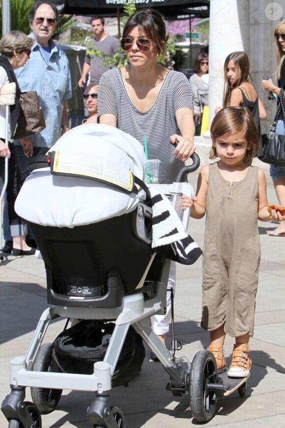 Kourtney Kardashian, Scott Disick et leurs enfants se promènent à Calabasas après un copieux déjeuner le 16 mars 2013