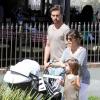 La star de télé réalité Kourtney Kardashian, Scott Disick et leurs enfants se promènent à Calabasas après un copieux déjeuner le 16 mars 2013