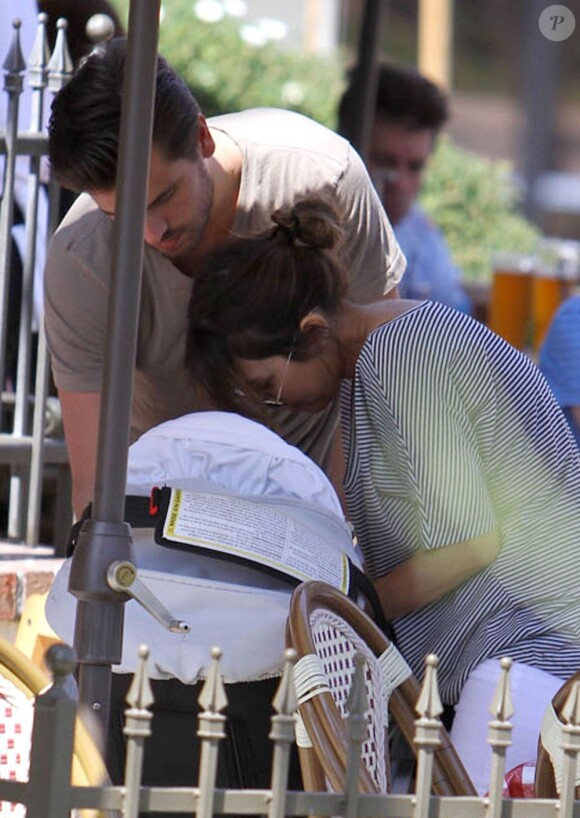 Kourtney Kardashian et Scott Disick, parents exemplaires pour  leurs enfants. ils se promènent à Calabasas après un copieux déjeuner le 16 mars 2013