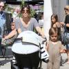 Kourtney Kardashian, Scott Disick et leurs enfants se promènent à Calabasas après un copieux déjeuner le 16 mars 2013