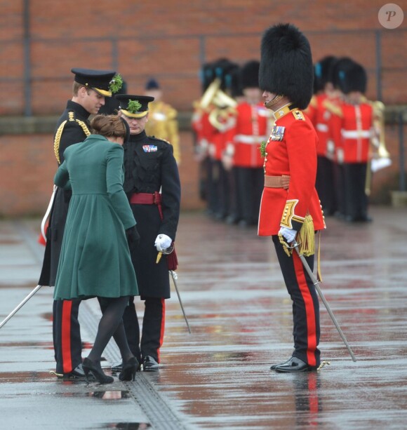 Kate Middleton (enceinte), duchesse de Cambridge, et le prince William assistent a la parade de la St Patrick à Mons Barracks, Aldershot, le 17 mars 2013.