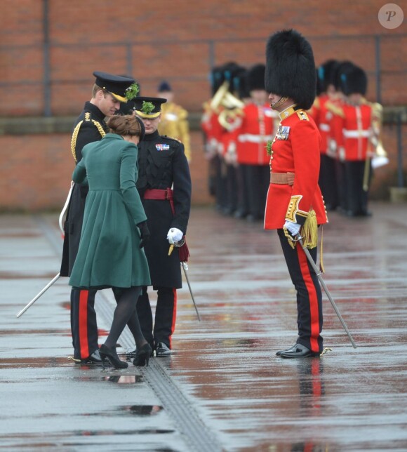 Kate Middleton (enceinte), duchesse de Cambridge, et le prince William assistent a la parade de la St Patrick à Mons Barracks, Aldershot, le 17 mars 2013.