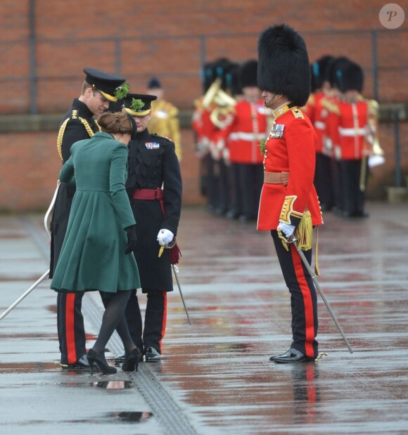 Kate Middleton (enceinte), duchesse de Cambridge, et le prince William assistent a la parade de la St Patrick à Mons Barracks, Aldershot, le 17 mars 2013.
