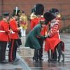 La pauvre Kate Middleton (enceinte), duchesse de Cambridge, coince le talon de l'un de ses escarpins alors qu'elle assiste auprès du prince William à la parade de la St Patrick à Mons Barracks, Aldershot, le 17 mars 2013.