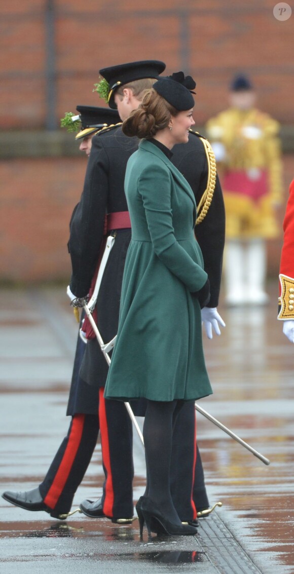 Kate Middleton (enceinte), duchesse de Cambridge, et le prince William assistent a la parade de la St Patrick à Mons Barracks, Aldershot, le 17 mars 2013.