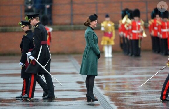 Kate Middleton (enceinte), duchesse de Cambridge, et le prince William assistent a la parade de la St Patrick à Mons Barracks, Aldershot, le 17 mars 2013.