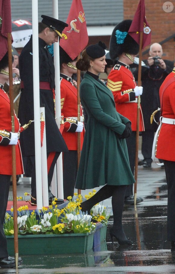 Kate Middleton (enceinte), duchesse de Cambridge, et le prince William assistent a la parade de la St Patrick à Mons Barracks, Aldershot, le 17 mars 2013.