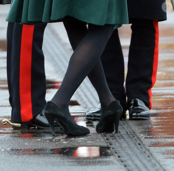 La pauvre Kate Middleton (enceinte), duchesse de Cambridge, coince le talon de l'un de ses escarpins alors qu'elle assiste auprès du prince William à la parade de la St Patrick à Mons Barracks, Aldershot, le 17 mars 2013.