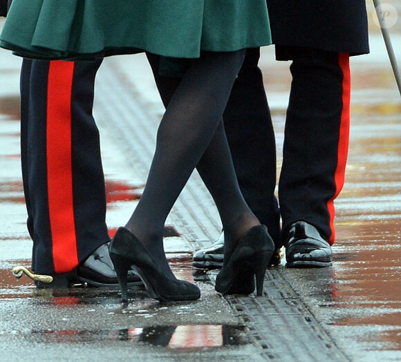 La pauvre Kate Middleton (enceinte), duchesse de Cambridge, coince le talon de l'un de ses escarpins alors qu'elle assiste auprès du prince William à la parade de la St Patrick à Mons Barracks, Aldershot, le 17 mars 2013.