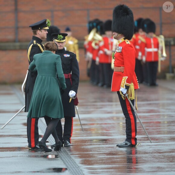 Kate Middleton (enceinte), duchesse de Cambridge, et le prince William assistent a la parade de la St Patrick à Mons Barracks, Aldershot, le 17 mars 2013.