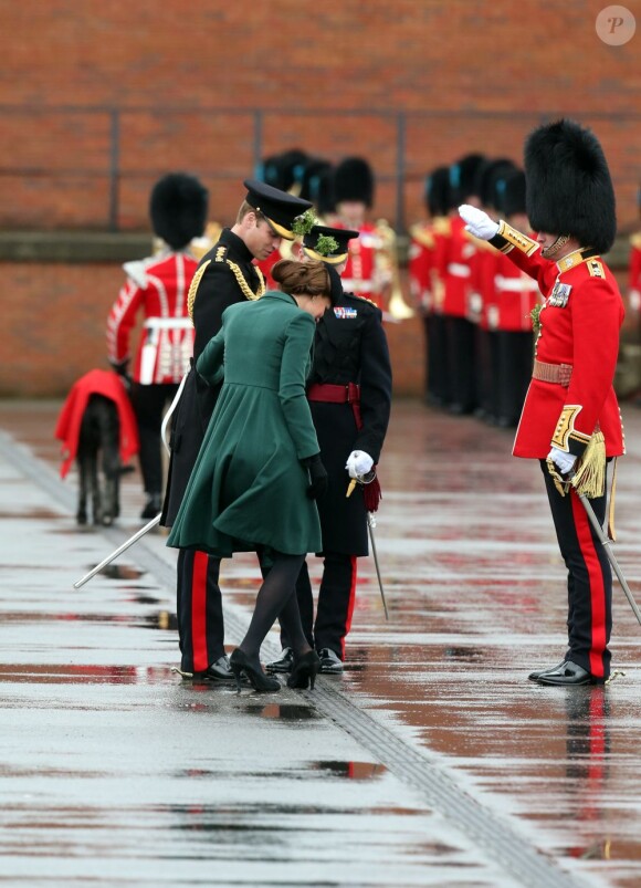Le duc et la duchesse de Cambridge, le prince William et Kate Middleton, assistent à la Saint Patrick à Mons Barracks à Aldershot, le 17 mars 2013