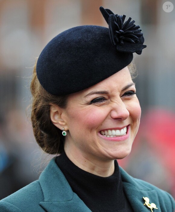 La superbe Kate Middleton affiche son baby bum et rayonne à la Saint Patrick à Mons Barracks à Aldershot, le 17 mars 2013