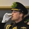 Le prince William, rayonnant, à la Saint Patrick à Mons Barracks à Aldershot, le 17 mars 2013