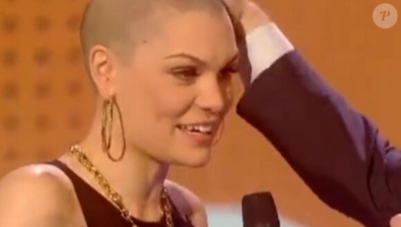 Jessie J a sauté le pas et s'est rasé la tête pour la bonne cause, avant de montrer sa nouvelle tête à la télévision britannique, le 15 mars 2013.