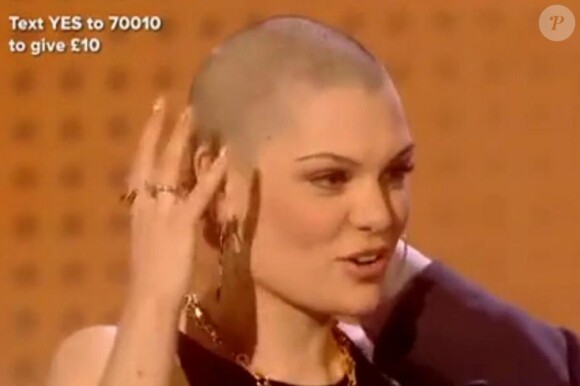 Jessie J a sauté le pas et s'est rasé la tête pour la bonne cause, avant de montrer sa nouvelle tête à la télévision britannique, le 15 mars 2013.