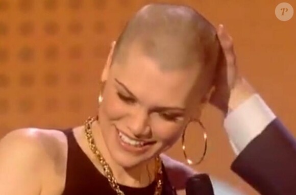 Jessie J a sauté le pas et s'est rasé la tête pour la bonne cause, avant de montrer sa nouvelle tête à la télévision britannique, le 15 mars 2013.
