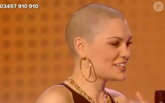 Jessie J a sauté le pas et s'est rasé la tête pour la bonne cause, avant de montrer sa nouvelle tête à la télévision britannique, le 15 mars 2013.