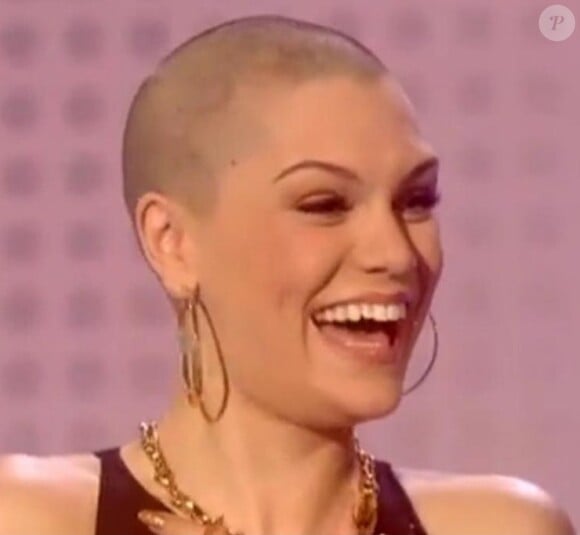 Le 15 mars 2013, Jessie J s'est rasé la tête pour la bonne cause.